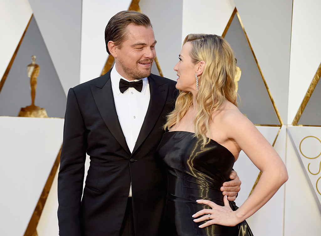 HOLLYWOOD, CA - FEBRUARY 28:  Actors Leonardo DiCaprio (L) and Kate Winslet attend the 88th Annual Academy Awards at Hollywood & Highland Center on February 28, 2016 in Hollywood, California.  (Photo by Jeff Kravitz/FilmMagic)