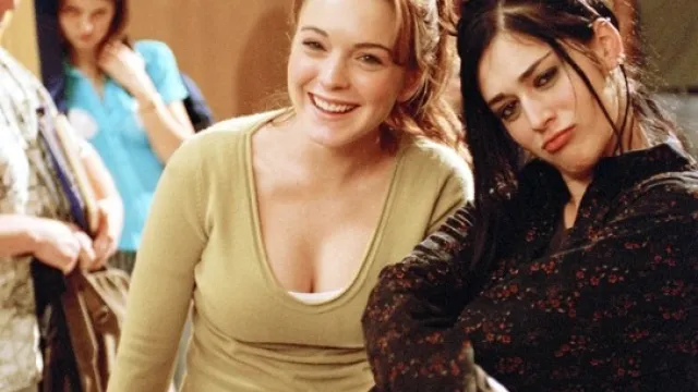 lindsay-lohan-e-cady-heron-con-lizzy-caplan-janis-ian-nel-film-mean-girls-1206131