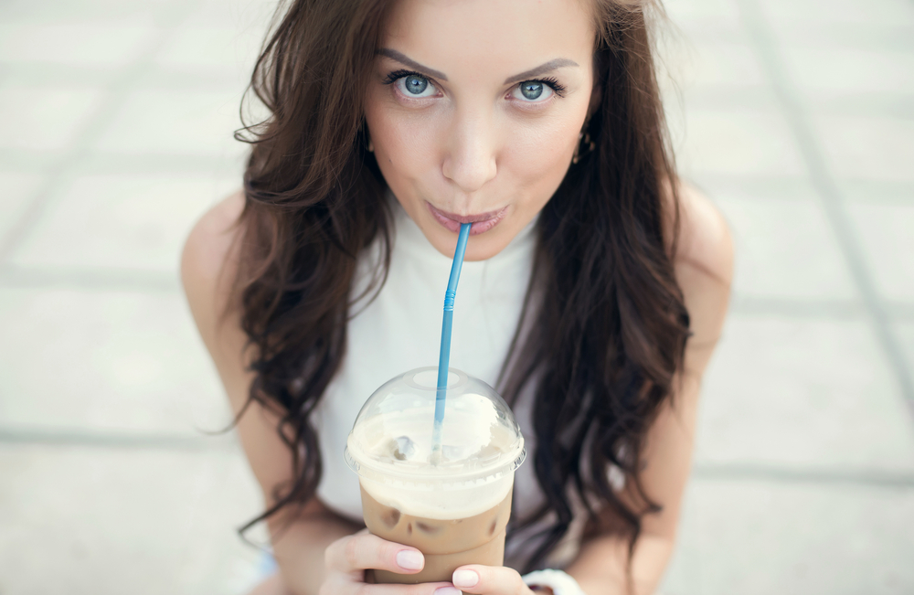 Пить кофе мороженое. Кофе со льдом девушке. Девушка пьет айс кофе. Девушка Iced Coffee. Фото с айс кофе девушки.