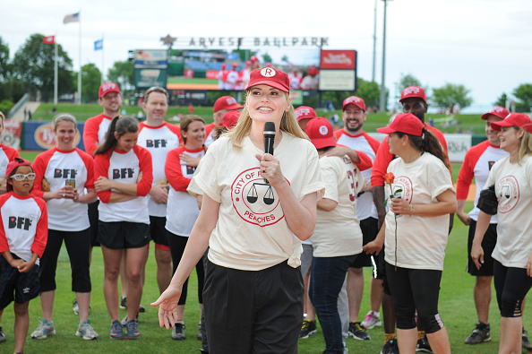 The Peaches Are Pitching Again: Geena Davis and A League of Their Own Cast  Reunite for Bentonville Film Festival