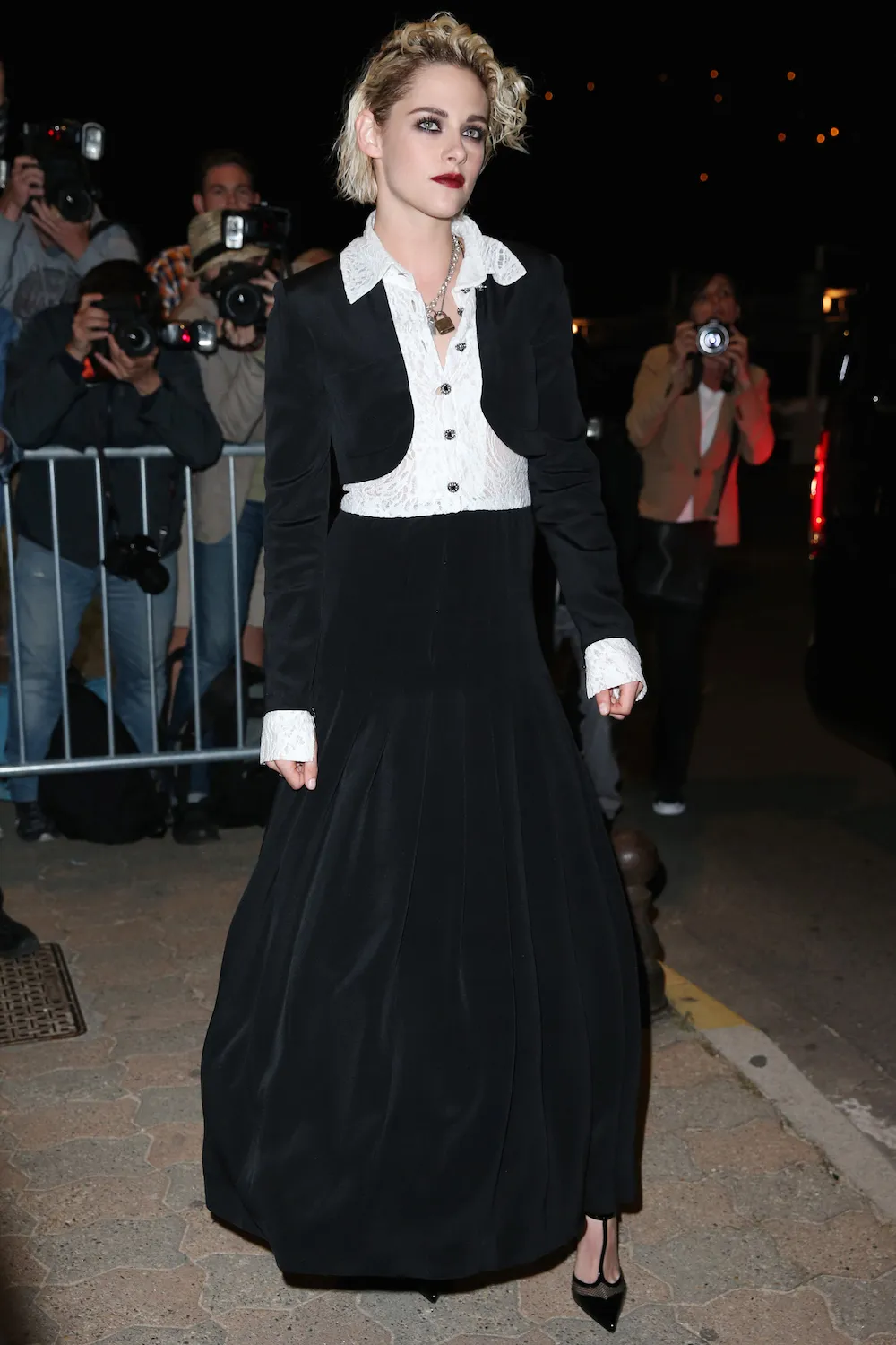 Kristen outfit at Cannes so inspired by Tim Burton -