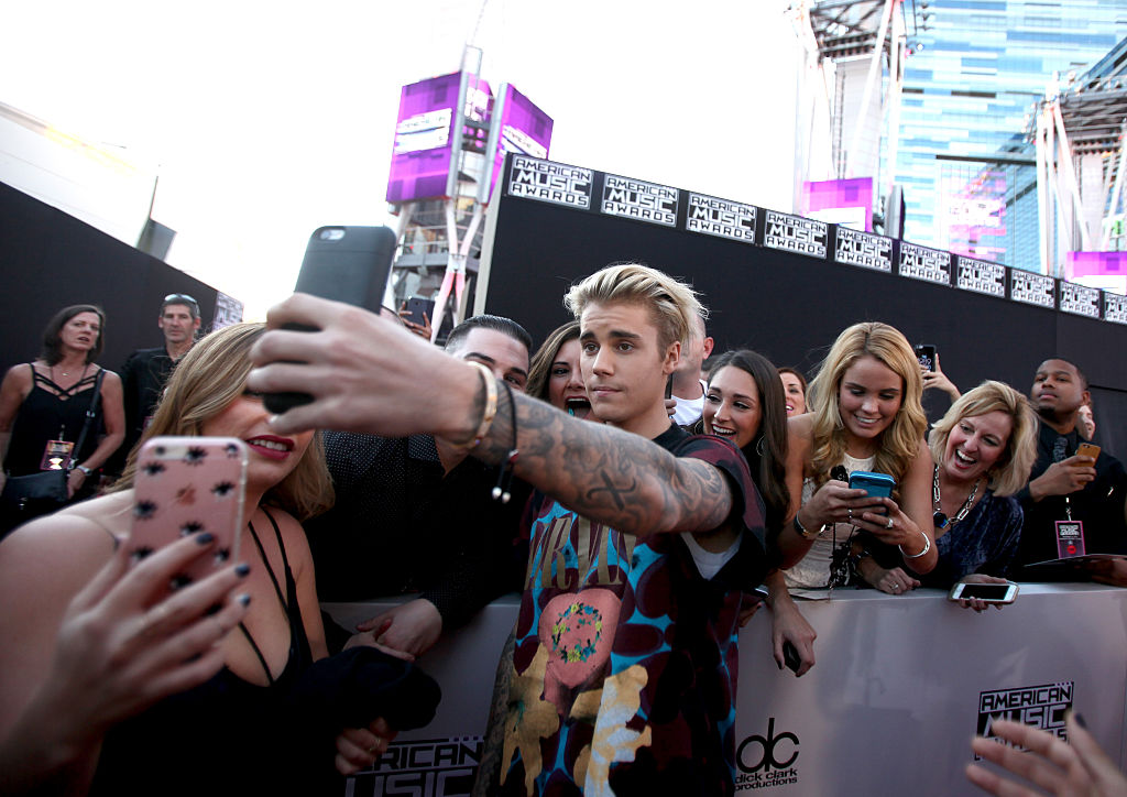 The who is responsible for Bieber's fan photo ban just her side of things - HelloGigglesHelloGiggles