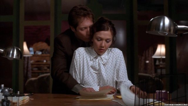 Maggie-in-Secretary-maggie-gyllenhaal-736906_1024_576