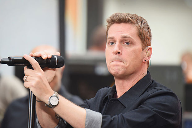 You can now karaoke with a hologram of Rob Thomas at his concerts and ...