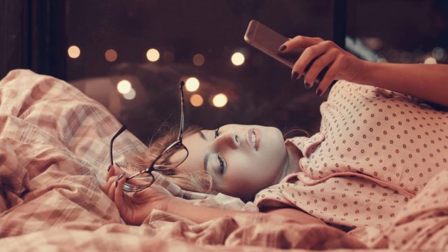 phone bed blindness
