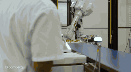 zume-robot-pizza-bloomberg-2.0.gif