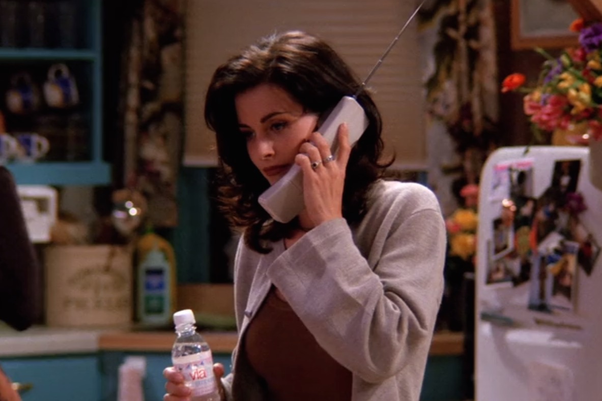 You probably never noticed this weird detail in Monica's apartment in ...