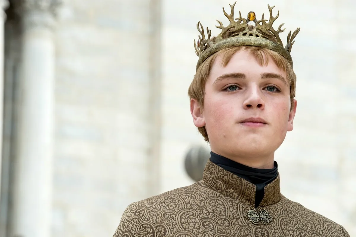 kan ikke se mekanisme Diplomatiske spørgsmål The actor who plays Tommen just opened up about THAT scene from the finale  - HelloGigglesHelloGiggles