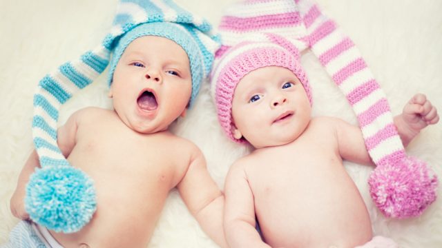 identical twins give birth
