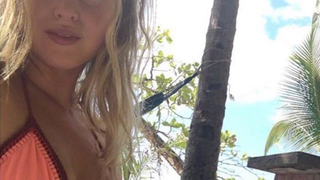 Iskra Lawrence stomach rolls
