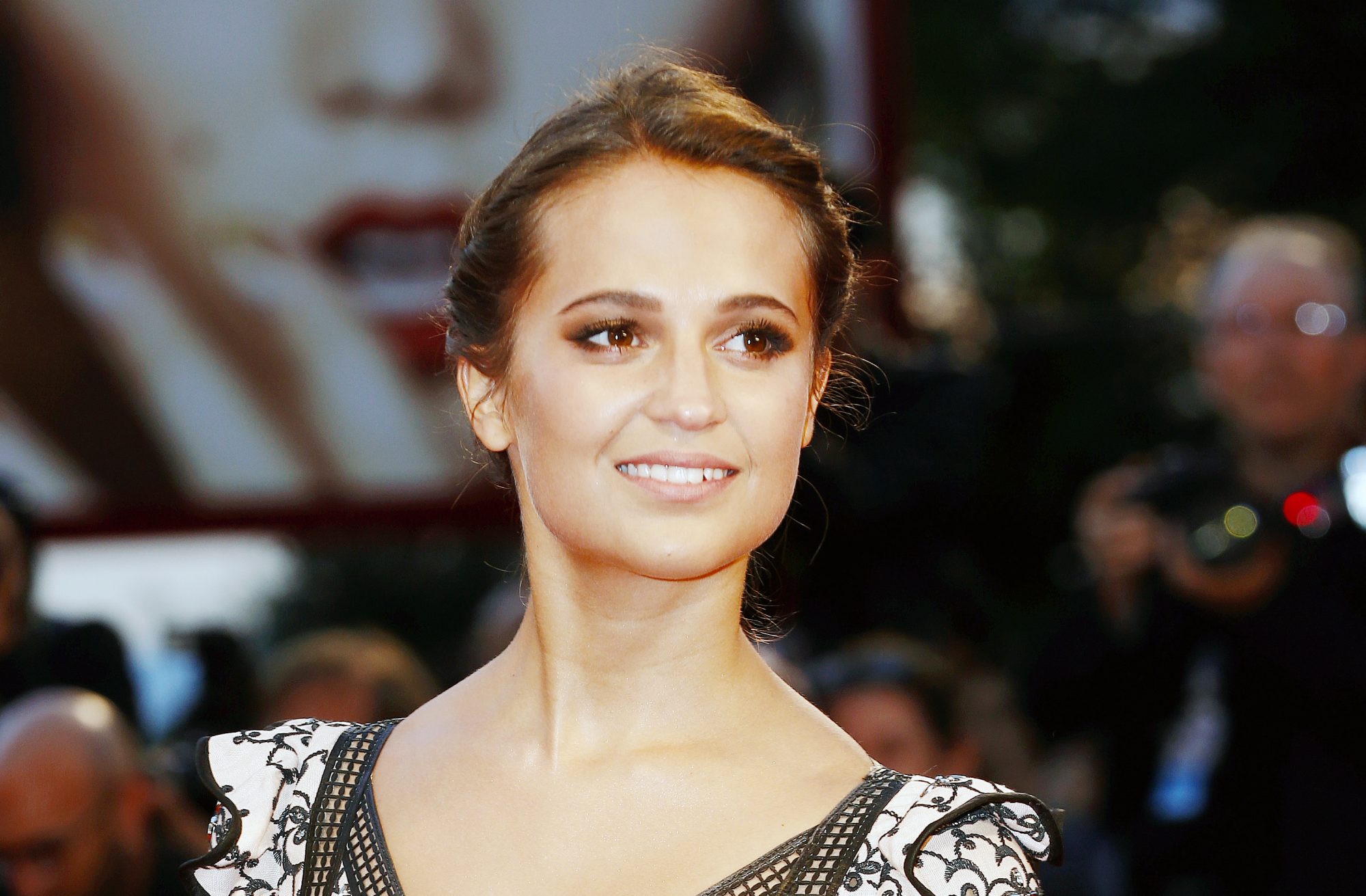 Alicia Vikander Sparkles In Louis Vuitton On 'Jason Bourne' Red Carpet –  Footwear News