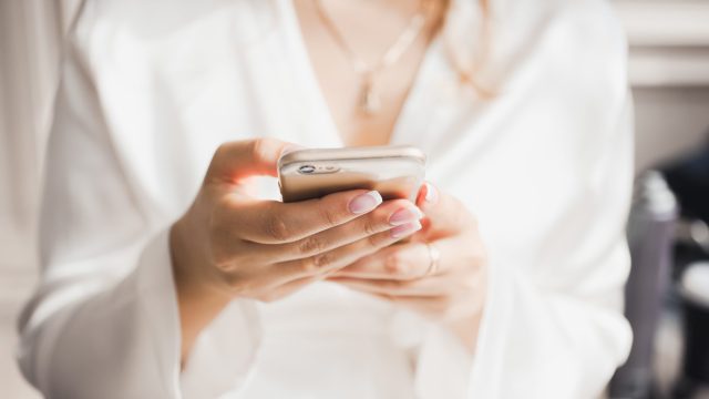 girl-holding-iphone-pregnancy