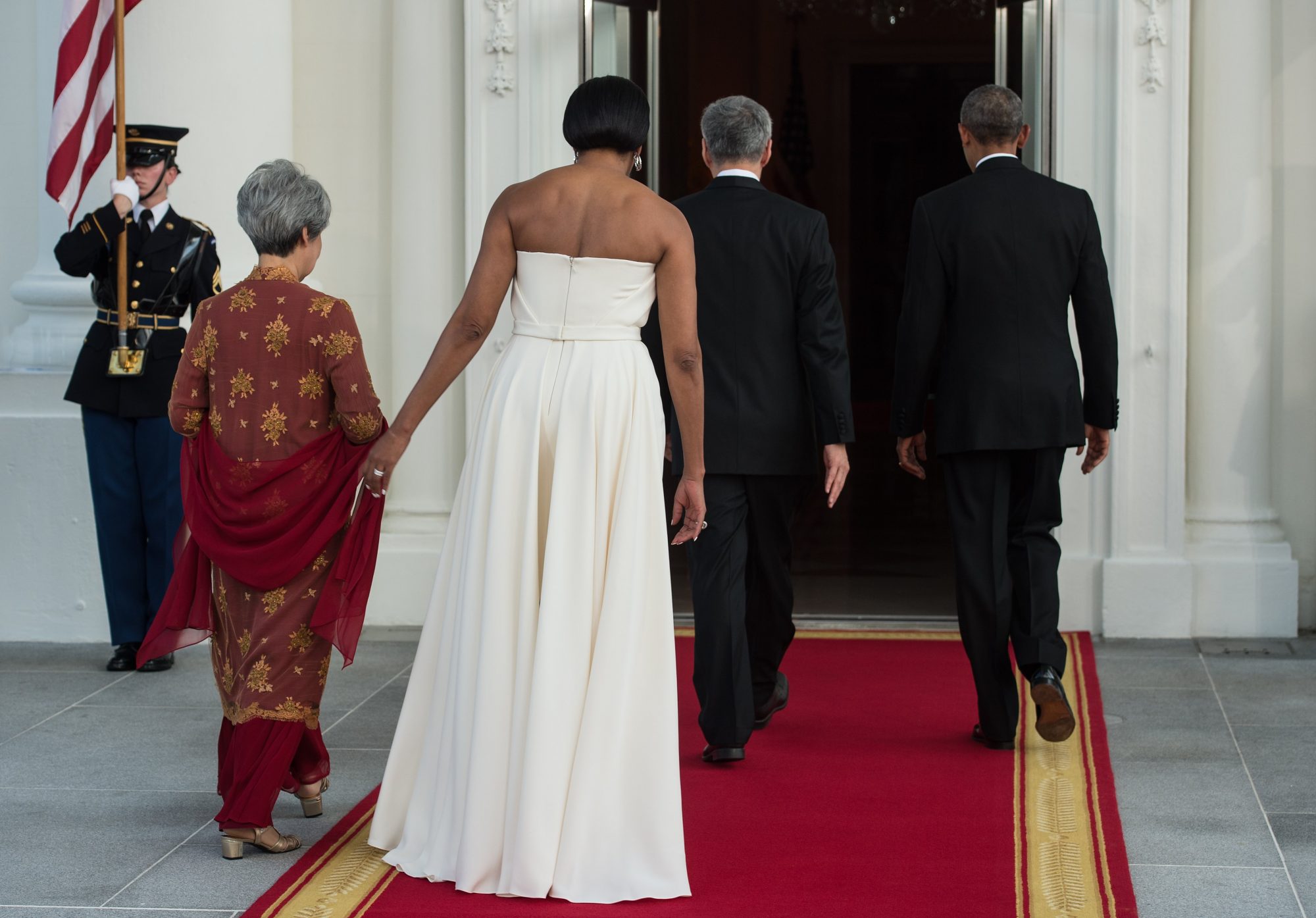 US President Barack Obama (R), First Lady Michelle Obama (2nd L) walk into the White with Singapore's Prime Minister Lee Hsien Loong (2nd R) and his wife Ho Ching (L) for a state dinner at the White House in Washington, DC, on August 2, 2016. / AFP / NICHOLAS KAMM        (Photo credit should read NICHOLAS KAMM/AFP/Getty Images)