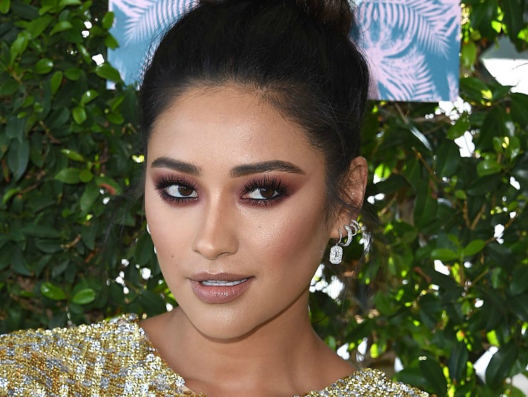 Shay Mitchell is now super blonde, and we are here for it ...