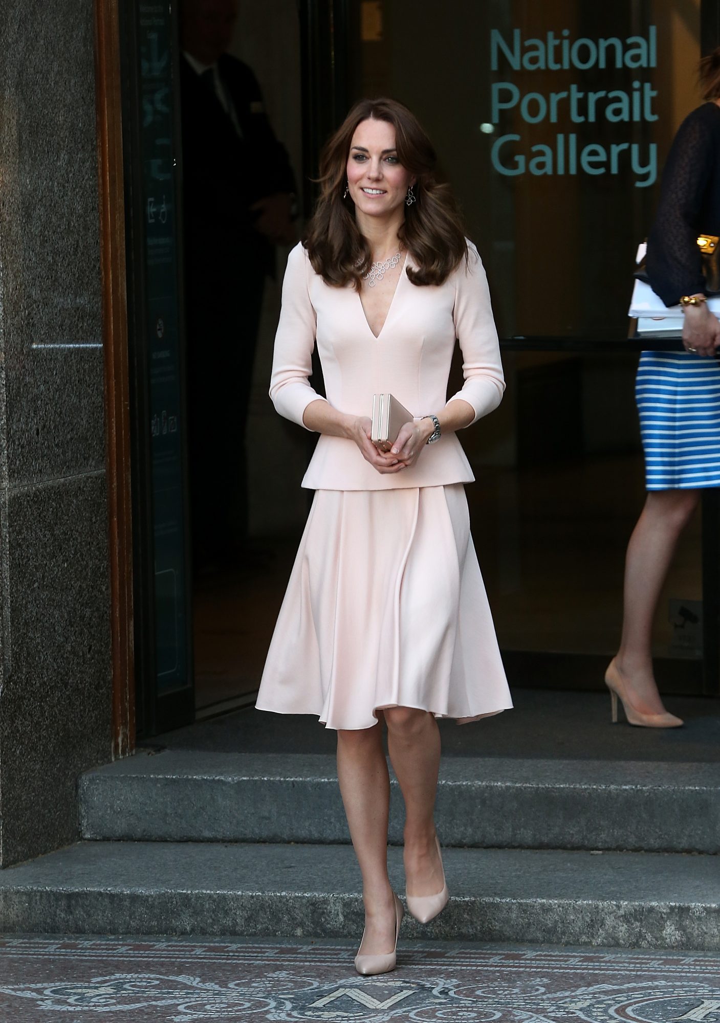 Mandy Moore is giving us serious Kate Middleton vibes in this pale pink ...