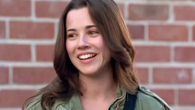 linda-cardellini-freaks