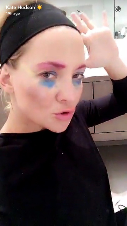 Kate Hudson’s Son Does Her Makeup and the Results Are Must-See                    Screengrab of Kate Hudson's Snapchat of her son doing her makeup                    8/20/16                    Source: Kate Hudson/Snapchat