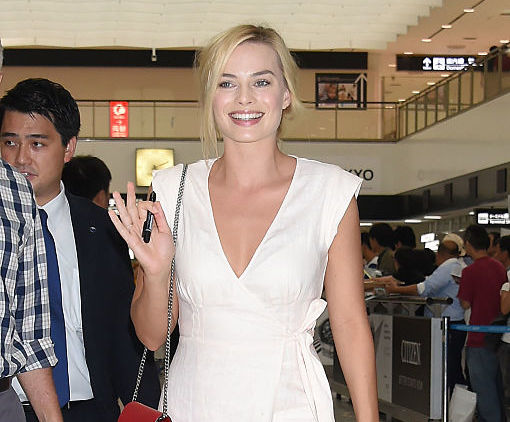 Margot Robbie Wears Vintage Chanel (And an Upgrade-Worthy Shoe) to the  Airport