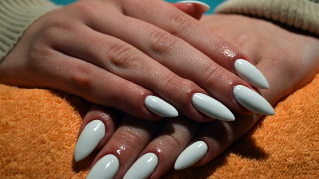 6 Things You Should Know Before You Get Acrylic NailsHelloGiggles