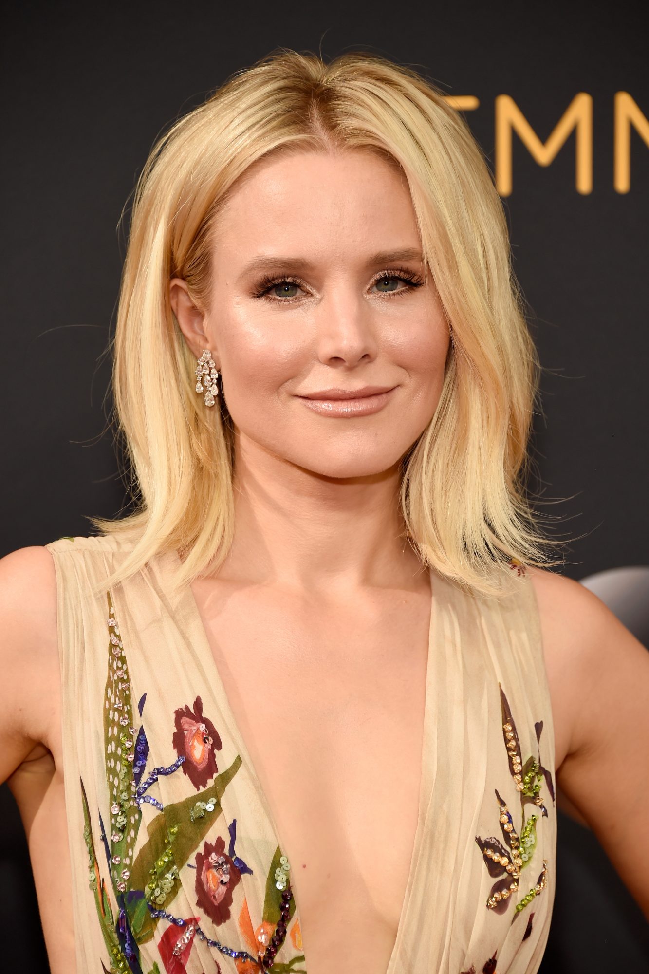 Kristen Bell's Emmys Look Is More Than Just a Pretty Dress — There's a  Message Behind It