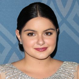 We are digging Ariel Winter's exposed lacy bra with her little
