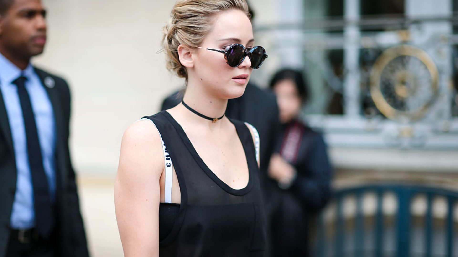 Jennifer Lawrence's tank top and boyfriend jeans combo is the *perfect ...