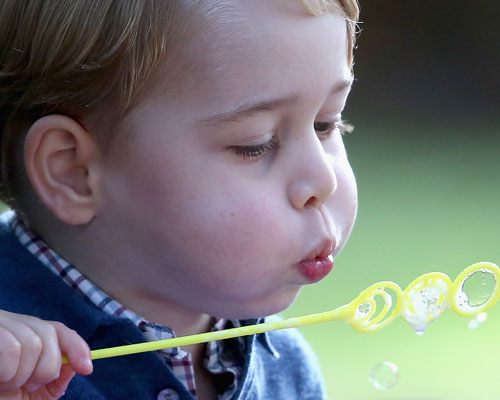 prince-george-blowing-bubbles1.jpg