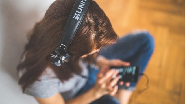 headphones-apple-music-amazon