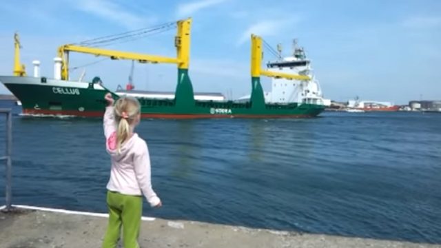 little-girl-honks-at-ship