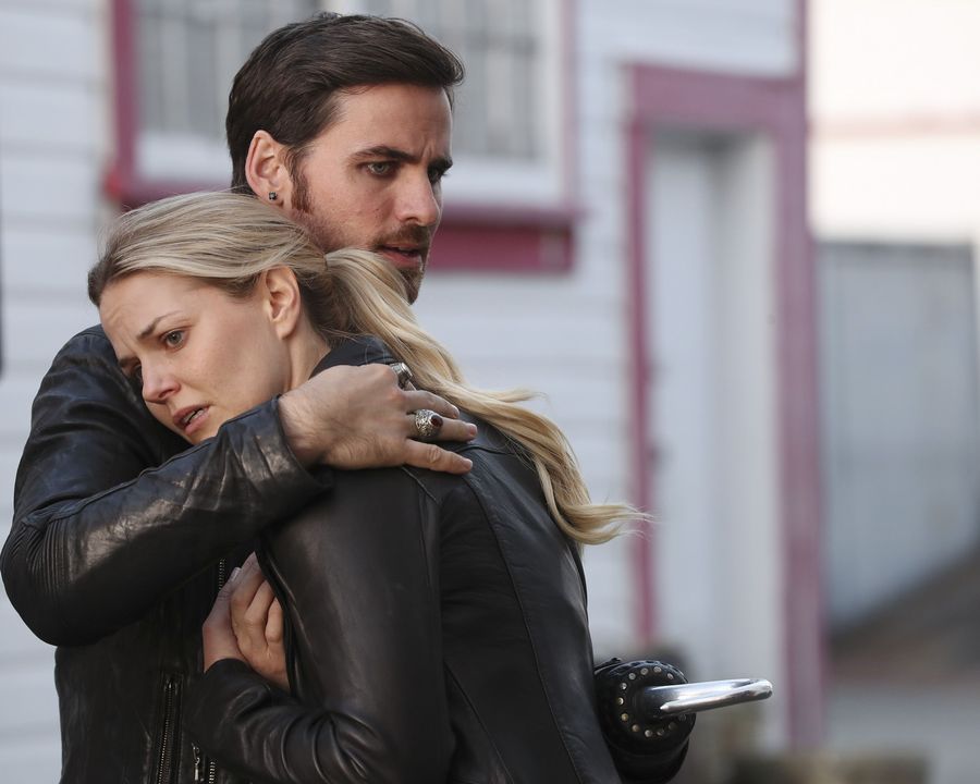 There s A Huge Secret Between Emma And Hook On Once Upon A Time And 