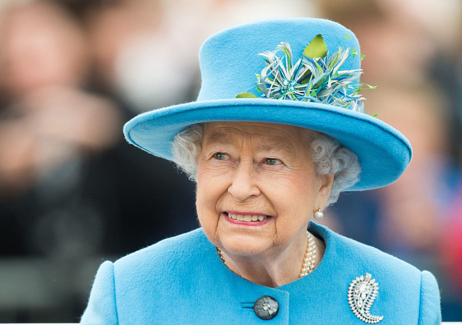 Queen Elizabeth visited a grocery store and looked pretty adorably ...