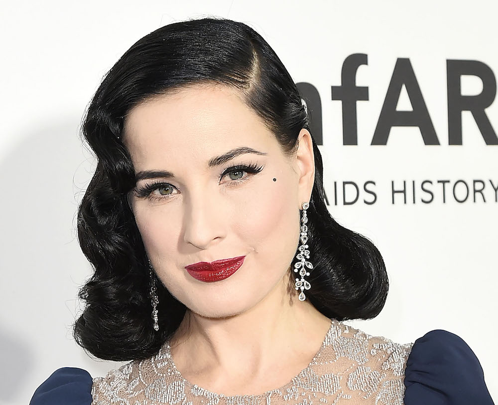 Lyrisch Actief strijd Dita Von Teese literally dresses up as a "normal" girl every Halloween and  it's kind of hilarious - HelloGigglesHelloGiggles