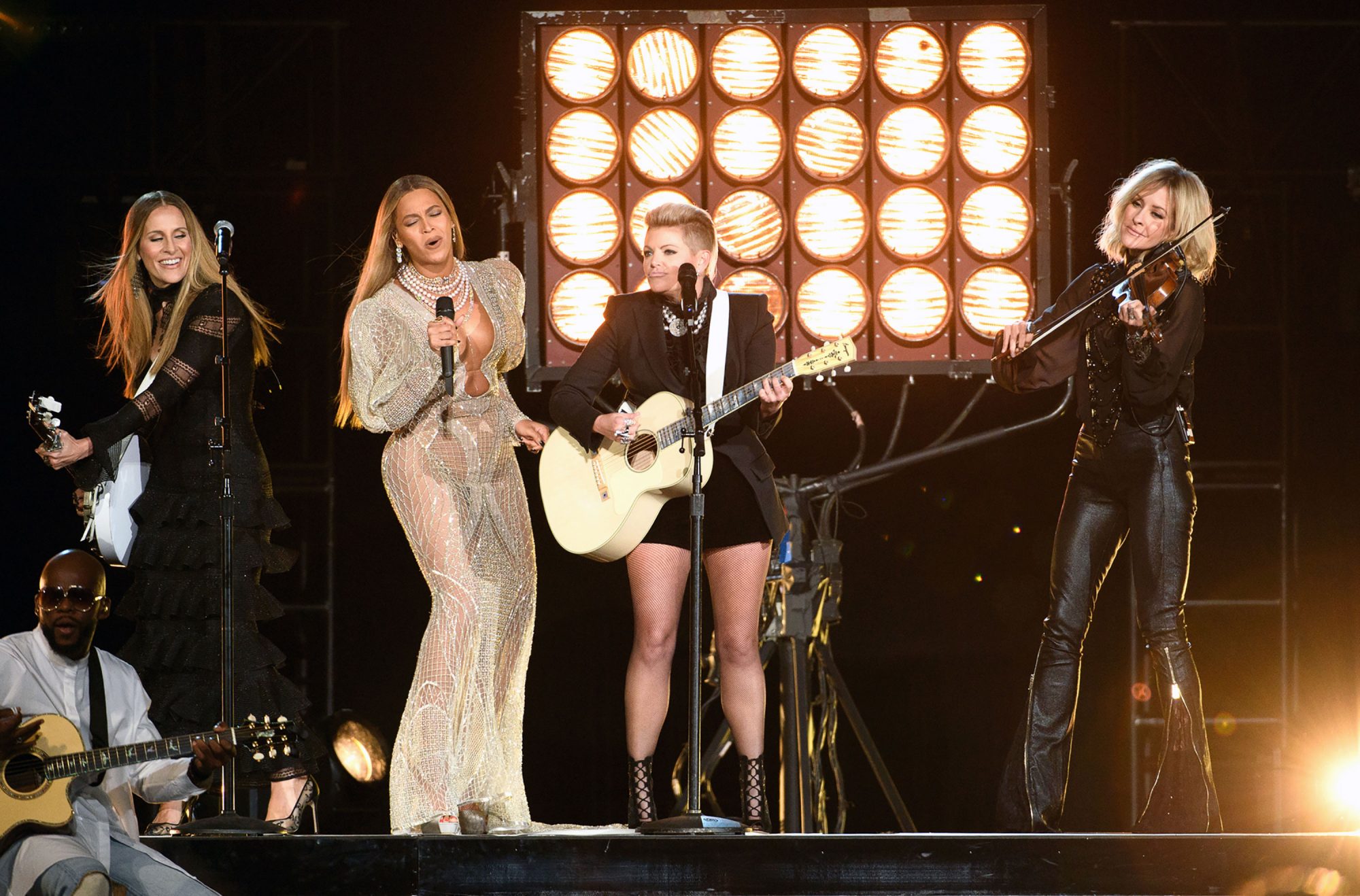 Beyoncé performed "Daddy Lessons" with the Dixie Chicks at the CMA