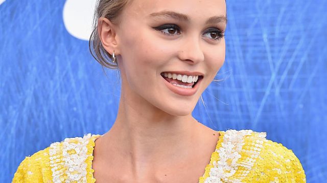 Lily-Rose Depp est tout simplement magnifique à la Mostra de Venise  (PHOTOS)