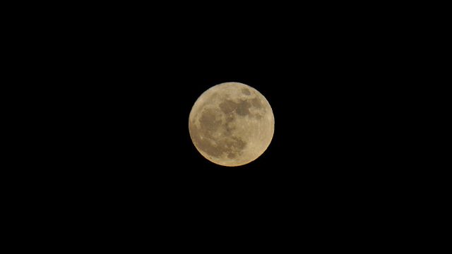 The spectacular "supermoon" rise from the mountains seen