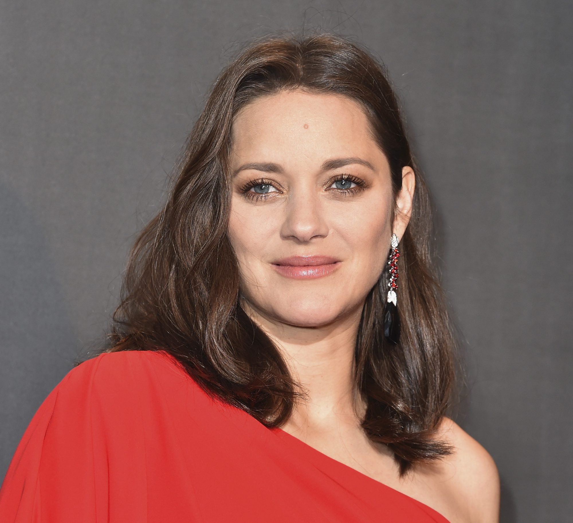 Marion Cotillard showed off her baby bump like a crimson goddess in ...