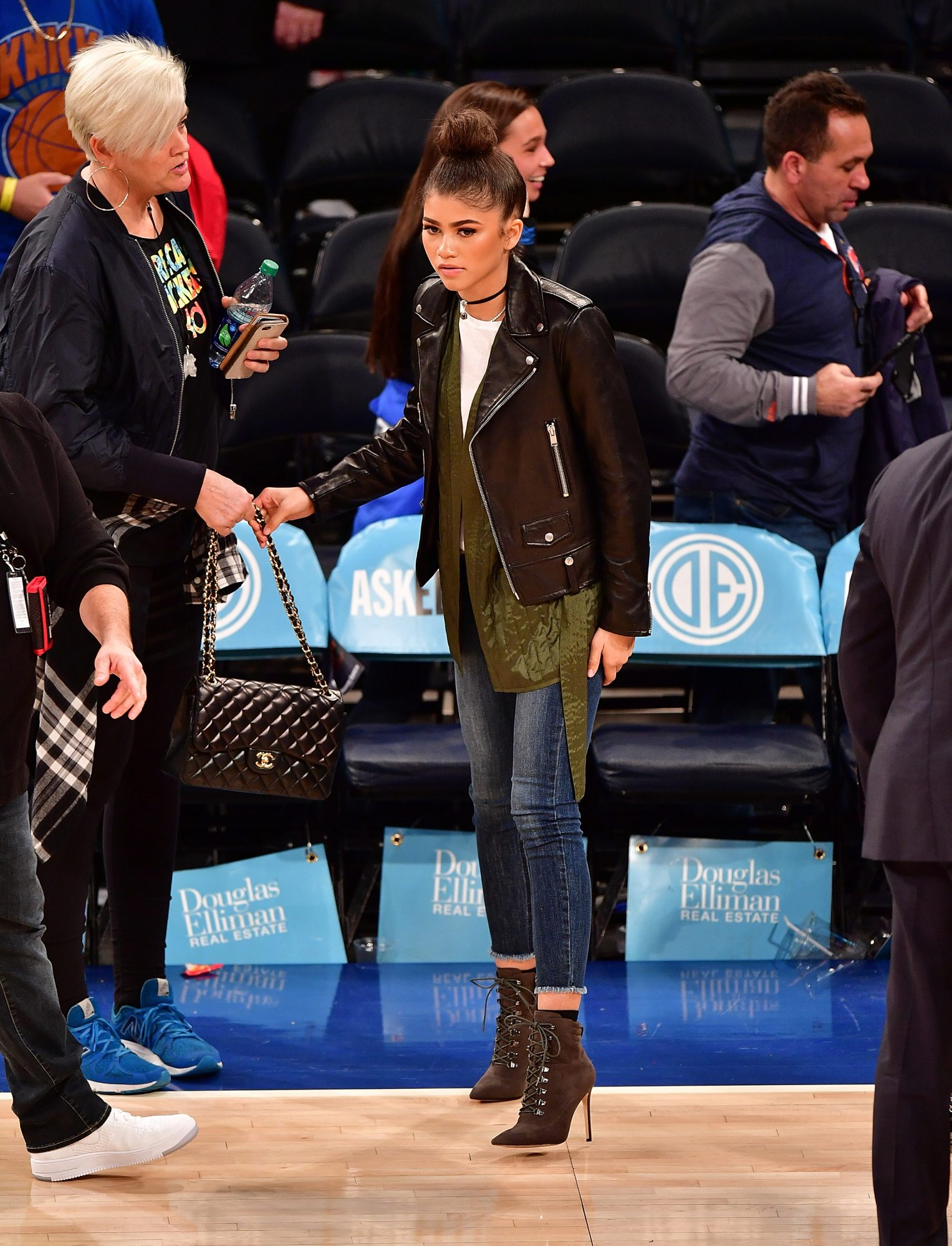 Zendaya looks more stylish at a basketball game than we've ever looked in  our entire lives - HelloGigglesHelloGiggles