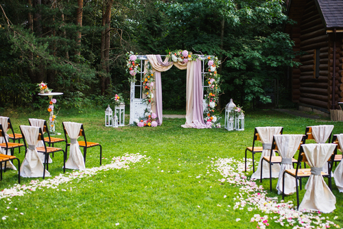 This 85-year-old woman was the perfect flower girl for her best friend ...