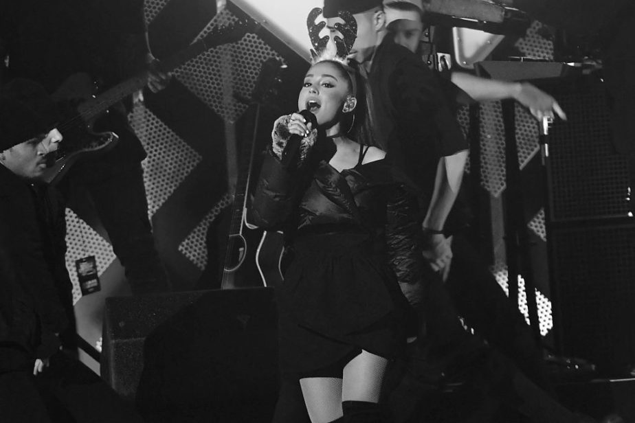 Ariana Grande traded her cat ears for reindeer antlers and she looks ...
