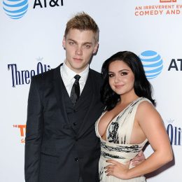 We are digging Ariel Winter's exposed lacy bra with her little black dress  on the red carpet - HelloGigglesHelloGiggles