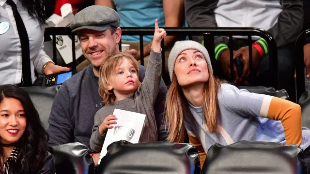 olivia-wilde-her-family-brooklyn-nets-game-dec-2016-2