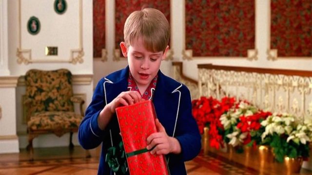 home-alone-comedy-tv-series-macaulay-culkin-christmas-gifts-bokeh-wallpaper-88628ec7372c9698486874371d95beeb-large-1536114