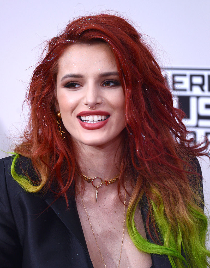 Bella Thorne chopped off her long hair and dyed it midnight blue for ...