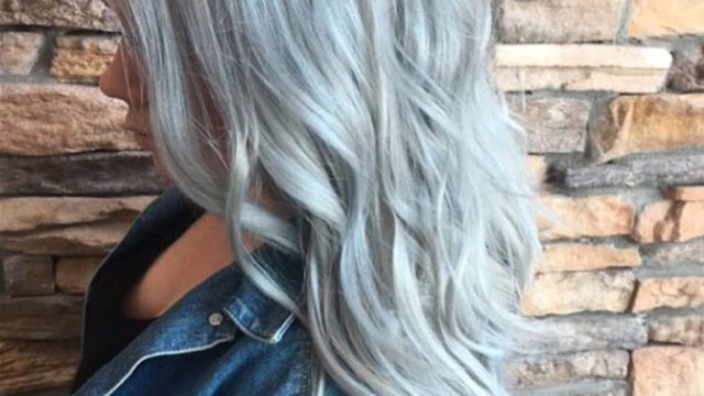 This silver blue hair is giving us straight up winter vibes -  HelloGigglesHelloGiggles