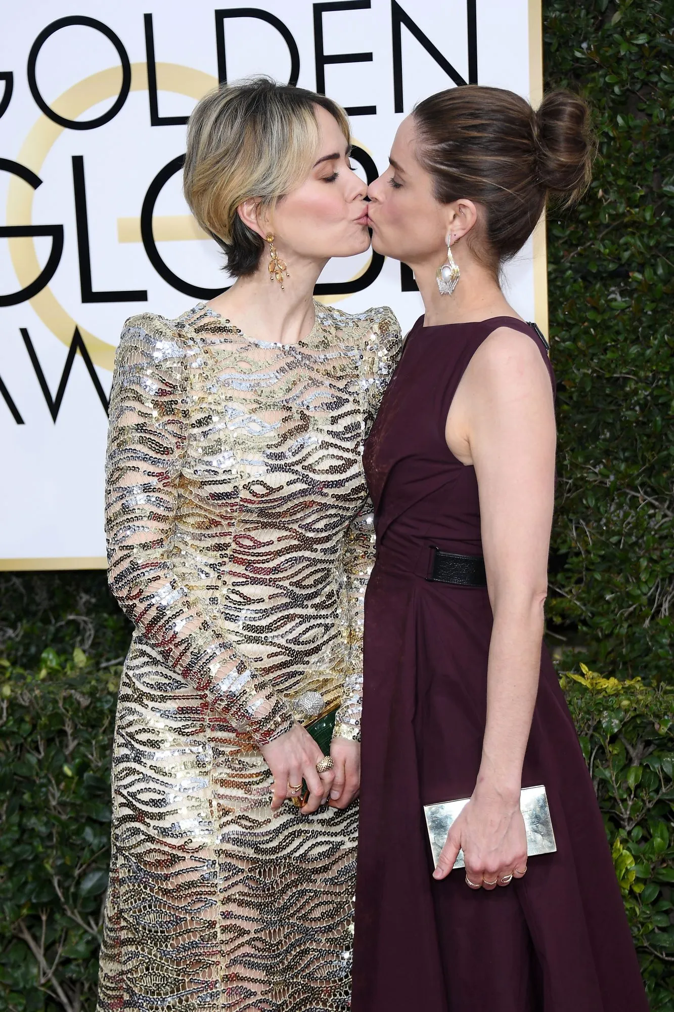 Sarah Paulson and Amanda Peet are total FriendshipGoals on the Golden