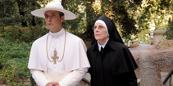 yes, Jude Law has seen “The Young Pope” he was confused at first - HelloGigglesHelloGiggles
