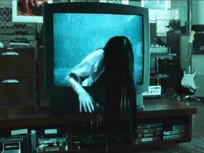 Afgrond Pelgrim Bedankt After you watch this prank with Samara from "The Ring," you'll never want  to shop for a TV again - HelloGigglesHelloGiggles