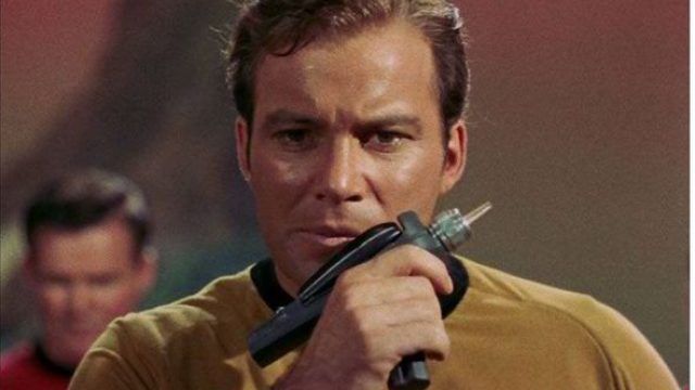 Captain-Kirk-holding-the-gun-553648