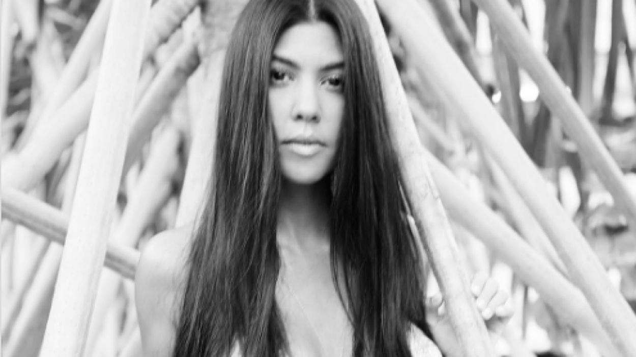 Kourtney Kardashian Wore The Cutest White Bikini On Vacation Proving That Stars Dont Have To 5878