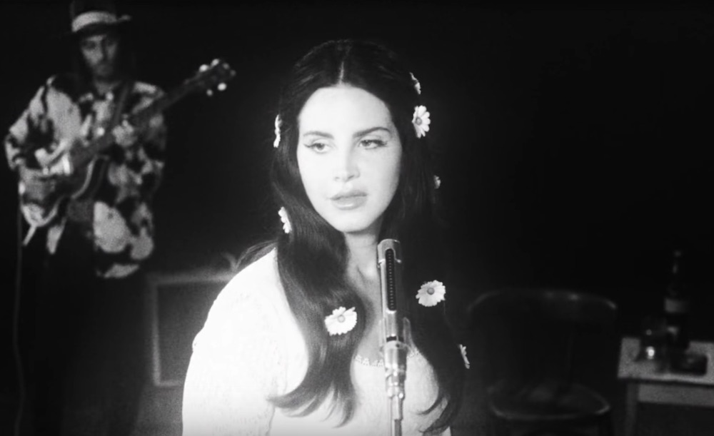 Here's how to copy Lana Del Rey's '60s inspired, daisy-adorned hairstyle in  her new video - HelloGigglesHelloGiggles